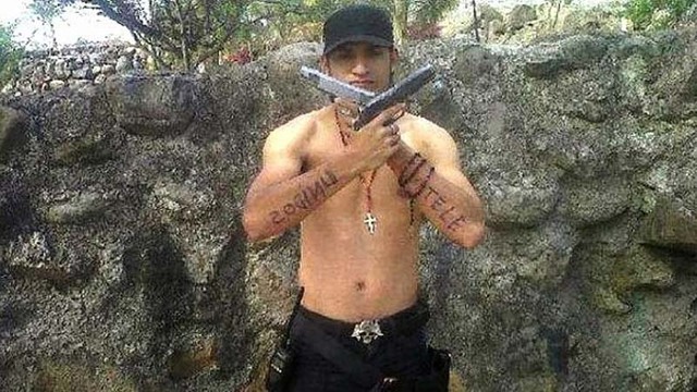 炫耀钱财展示武器 墨西哥毒贩晒“坏男人”自拍照