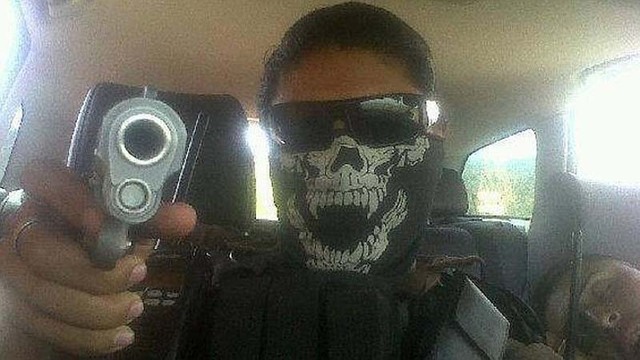 炫耀钱财展示武器 墨西哥毒贩晒“坏男人”自拍照