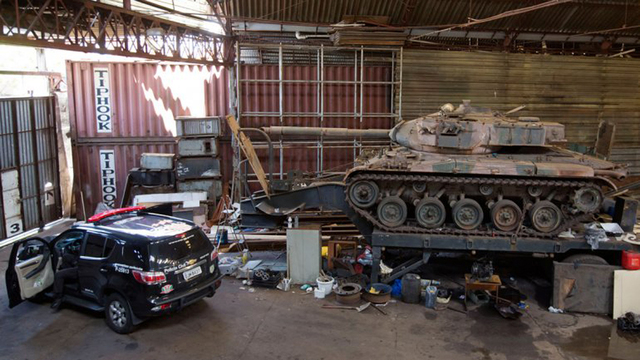 巴西警察搜缴被盗车辆 意外发现两辆坦克