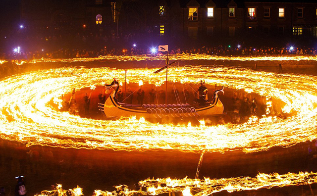 设得兰群岛庆祝维京火祭节 焚烧"战船"火光冲天