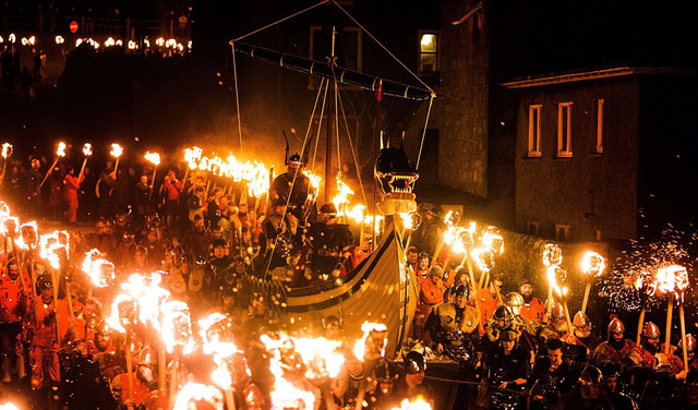 设得兰群岛庆祝维京火祭节 焚烧"战船"火光冲天