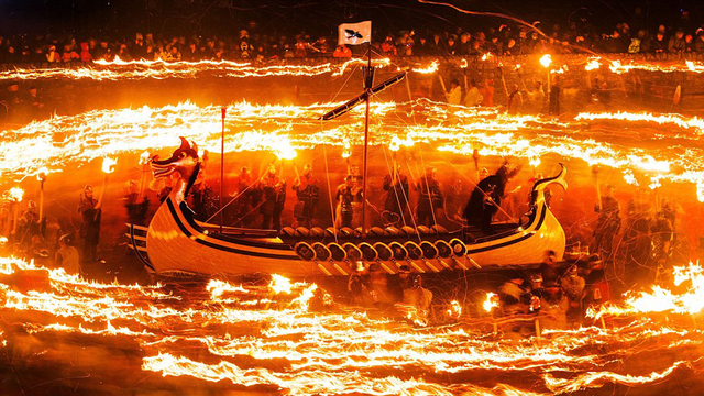 设得兰群岛庆祝维京火祭节 焚烧"战船"火光冲天