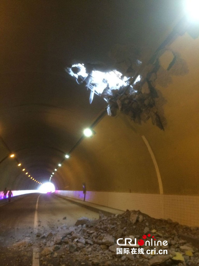 浙江一高速路段隧道被挖破