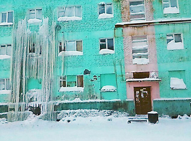 俄羅斯一城市水管爆裂 嚴寒中瞬間冰凍結冰