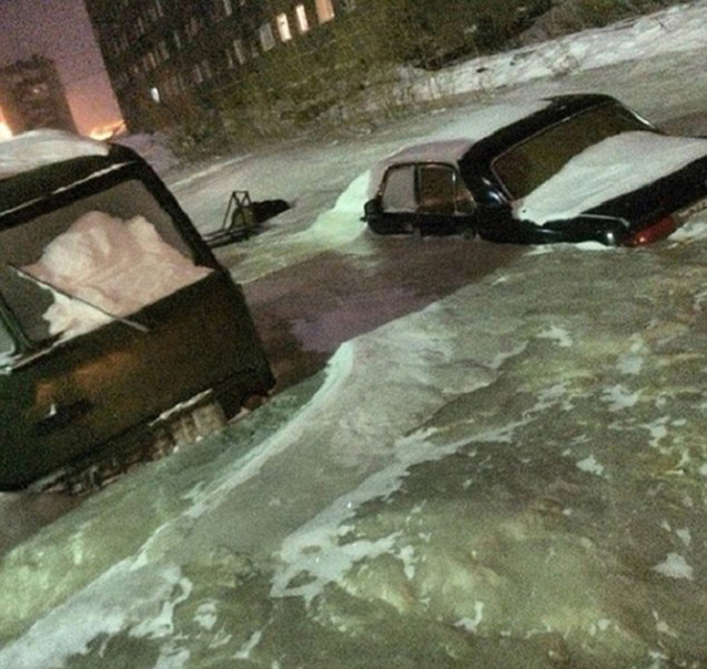 俄羅斯一城市水管爆裂 嚴寒中瞬間冰凍結冰