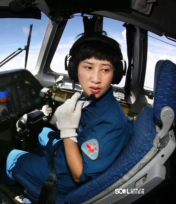 运9唯一女机长陈金兰率编队穿越雷暴长航南海她从容不迫