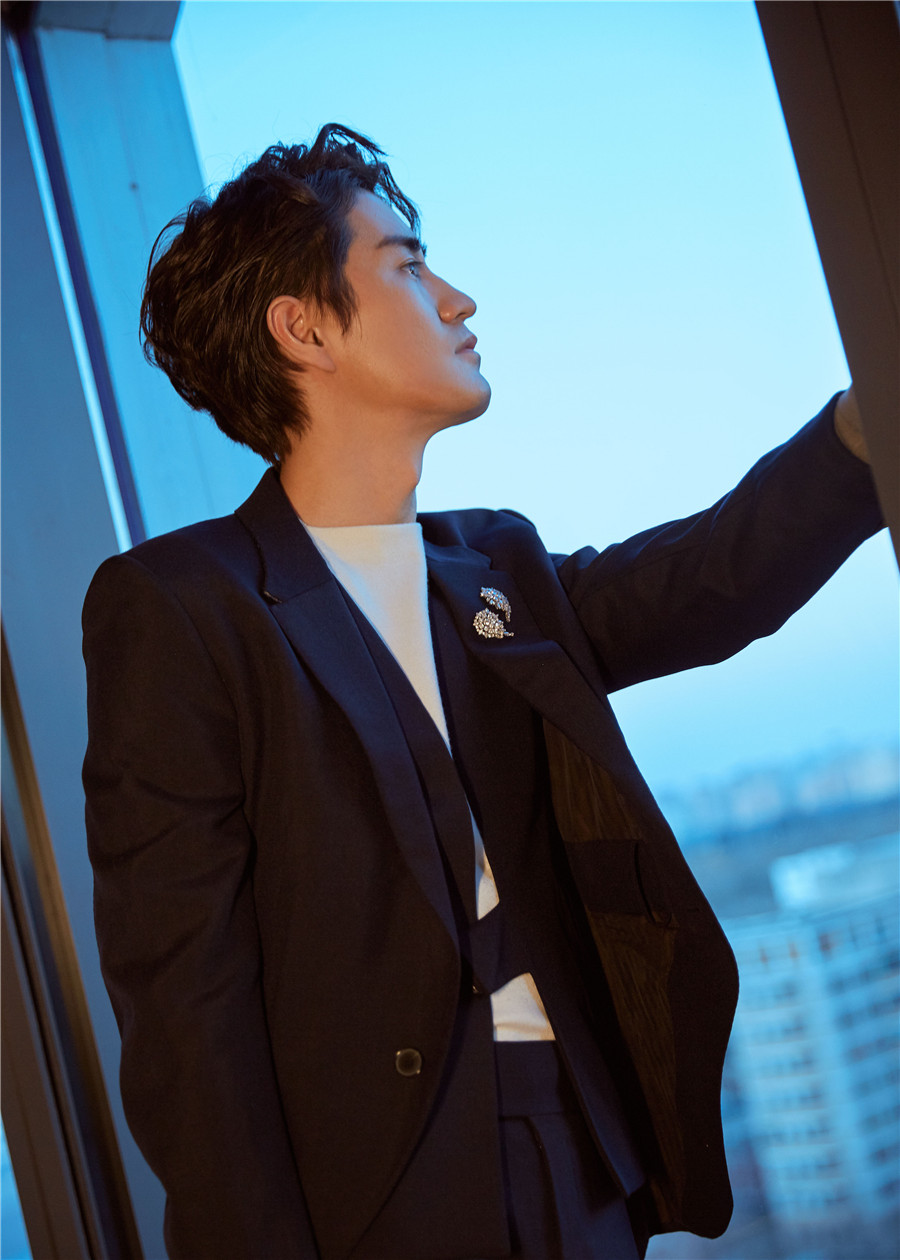 杨玏亮相年度先生盛典简约大气诠释时尚先生