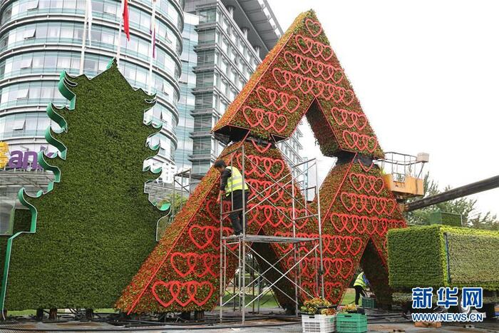 '조국 축복' 대형 꽃바구니 천안문 광장에 등장_fororder_东单3