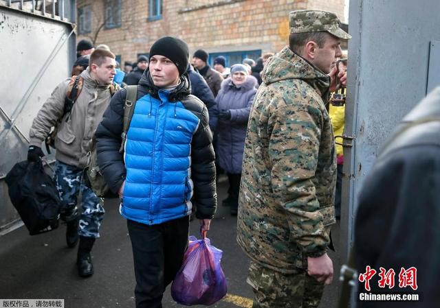 乌克兰政府军新兵入伍仪式举行