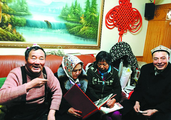 20年後再相聚 新疆男子終於找到上海恩人 20年後再相聚 新疆男子終於找到上海恩人