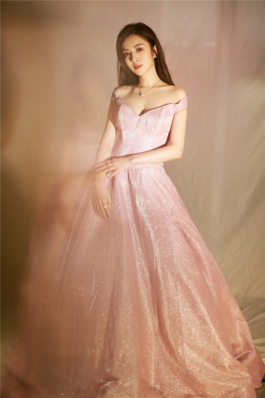 王晓晨亮相《时尚先生》盛典 露肩长裙温婉典雅