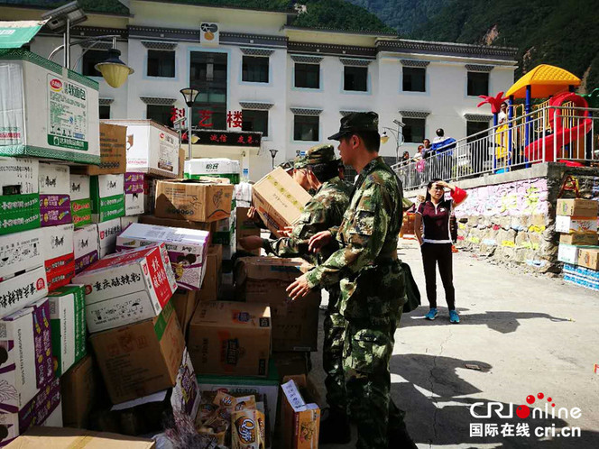 武警水电三总队为九寨沟被困游客运送救援物资_fororder_113