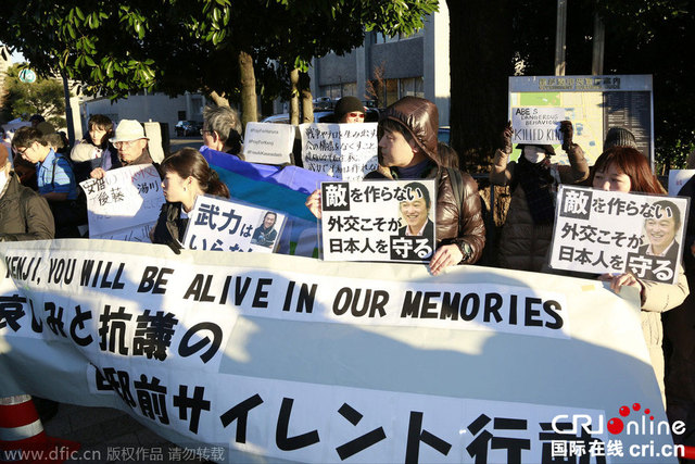 日本民眾首相官邸外靜默示威 抗議安倍政策