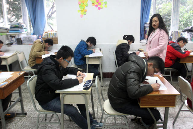 重慶中學考試出新招 家長擔任監考老師