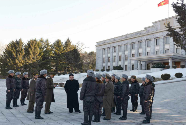 女飞行员挽金正恩手臂亲切合影