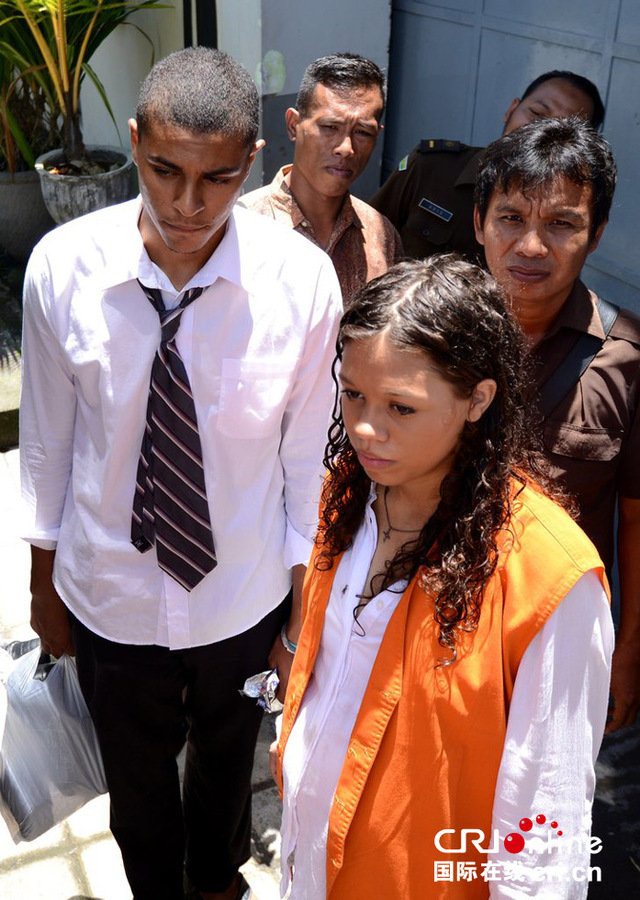 印尼涉嫌殺母藏屍美國女孩及男友出庭受審