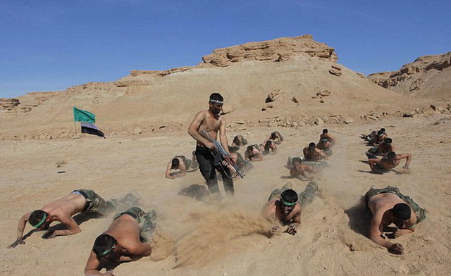 伊拉克青年志願軍沙漠苦訓 對抗“伊斯蘭國”