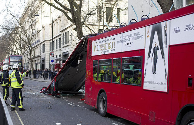 伦敦一双层巴士撞树致顶部脱落 多人受伤