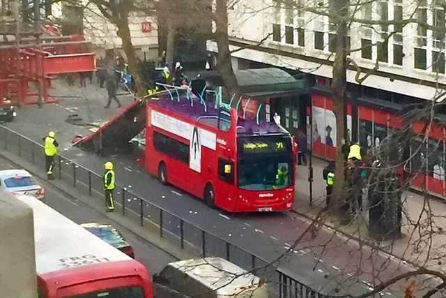伦敦一双层巴士撞树致顶部脱落 多人受伤