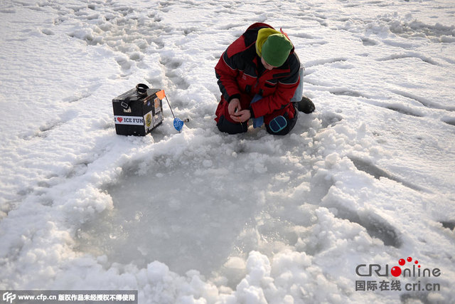 莫斯科举办冰钓比赛 选手凿冰享渔趣