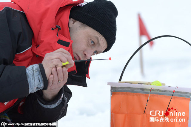 莫斯科舉辦冰釣比賽 選手鑿冰享漁趣