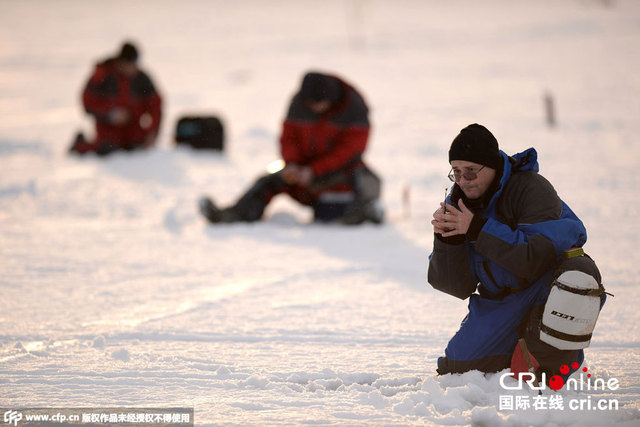 莫斯科举办冰钓比赛 选手凿冰享渔趣