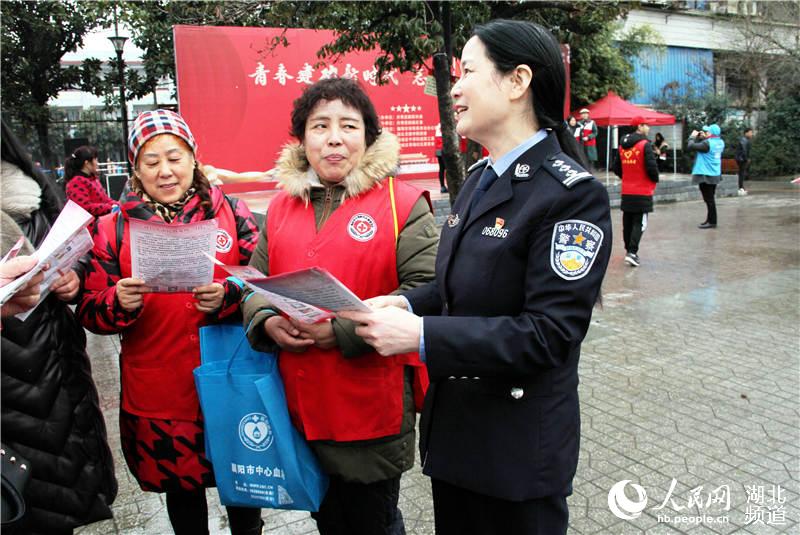 湖北襄陽民警走上街頭開展禁毒宣傳活動