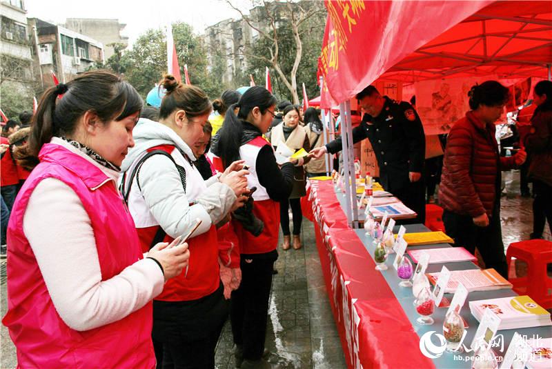 湖北襄阳民警走上街头开展禁毒宣传活动