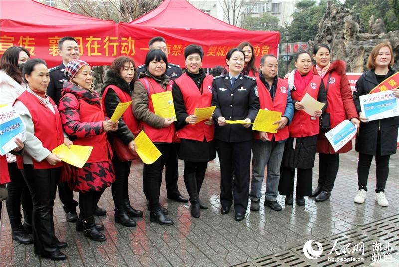 湖北襄阳民警走上街头开展禁毒宣传活动