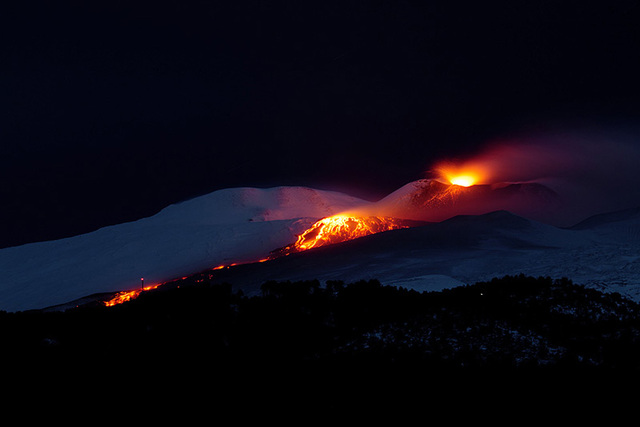 意大利埃特纳火山爆发 熔岩喷涌似火龙飞舞