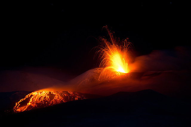 意大利埃特纳火山爆发 熔岩喷涌似火龙飞舞