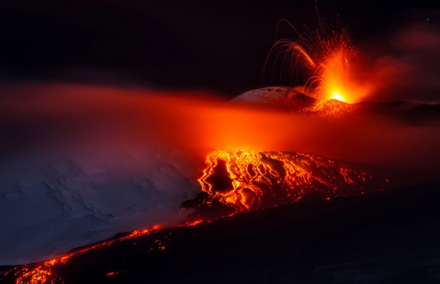 意大利埃特纳火山爆发 熔岩喷涌似火龙飞舞