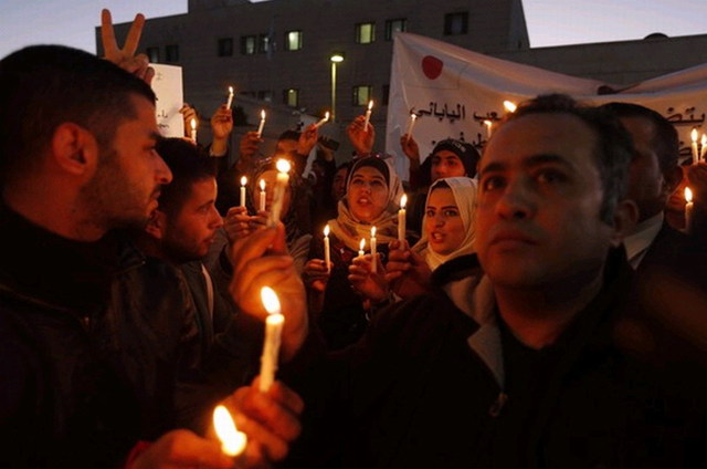 约旦民众点蜡烛悼念日本人质 约旦民众点蜡烛悼念日本人质
