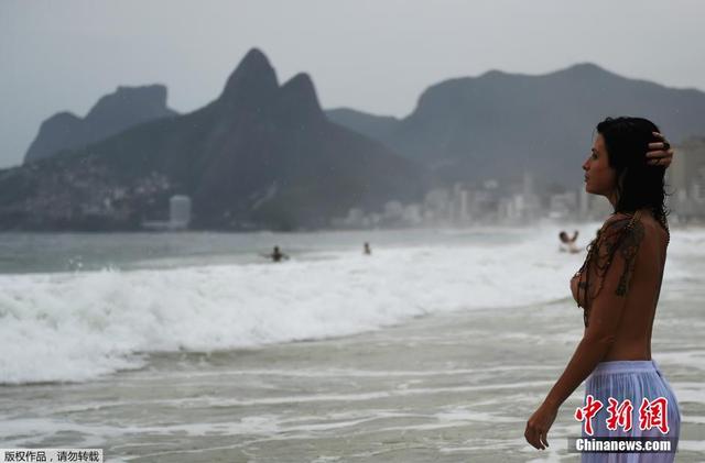 巴西半裸美女参与庆典 盼海洋女神带来好运