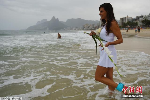 巴西半裸美女参与庆典 盼海洋女神带来好运