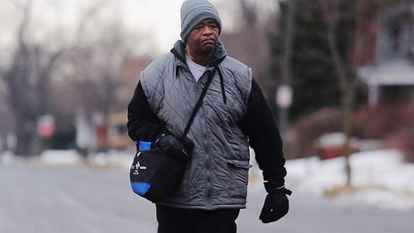 美國男子堅持十年每天步行33公里上下班 獲贈汽車
