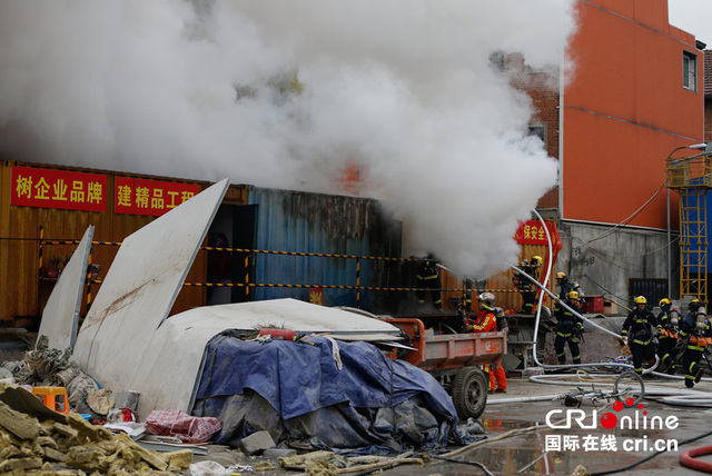 上海地铁12号线一在建工地着火