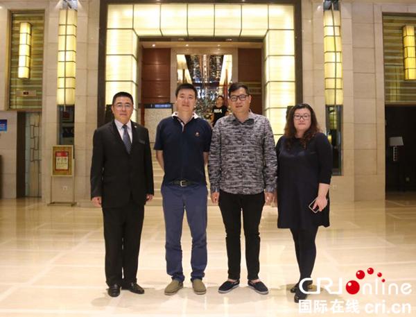 圖片默認標題_fororder_朱漢忠與北京旅遊委相關負責人以及民族飯店工作人員合影留念。