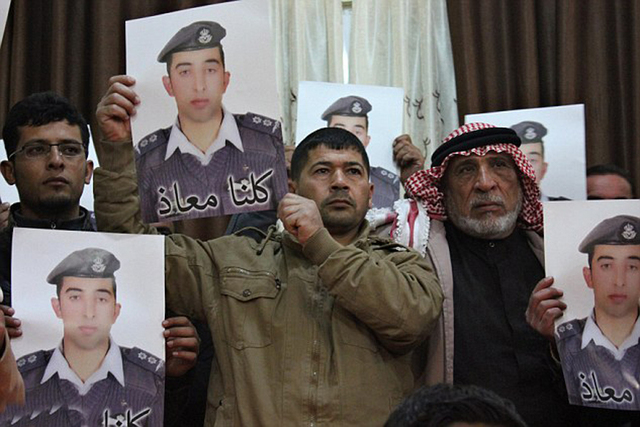約旦民眾遊行抗議被俘飛行員遭IS燒死