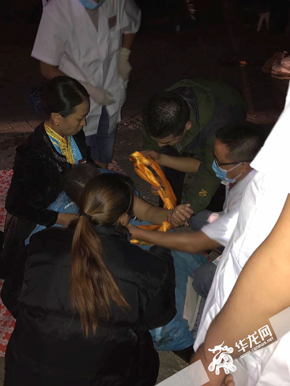 【头条下文字】地震现场 重庆一医生自发随消防队进村救人
