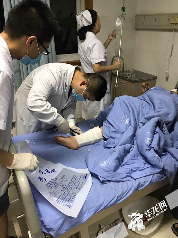 【头条下文字】地震现场 重庆一医生自发随消防队进村救人