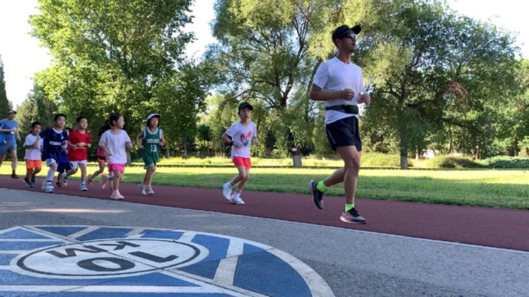 “小天使跑團”活躍在北京奧森公園