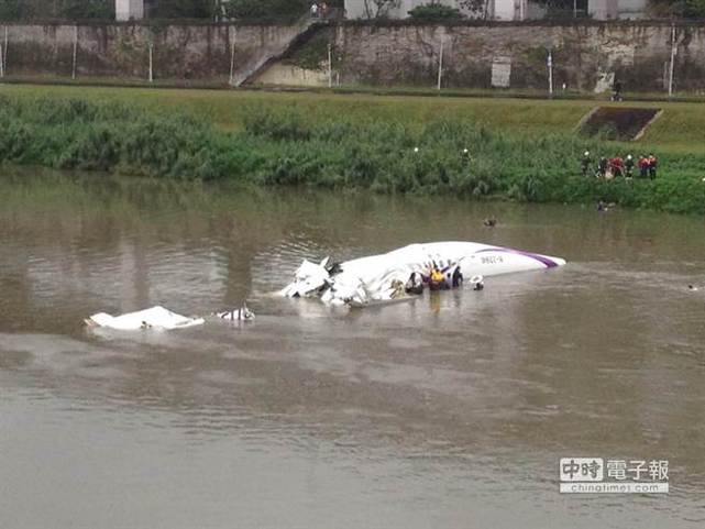 台湾一架轻型民航机坠河 机上58人含20多名大陆游客