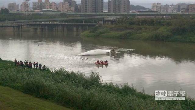 台湾一架轻型民航机坠河 机上58人含20多名大陆游客