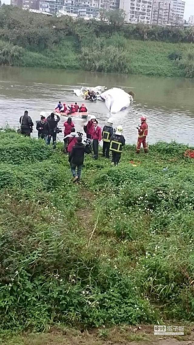 台湾一架轻型民航机坠河 机上58人含20多名大陆游客