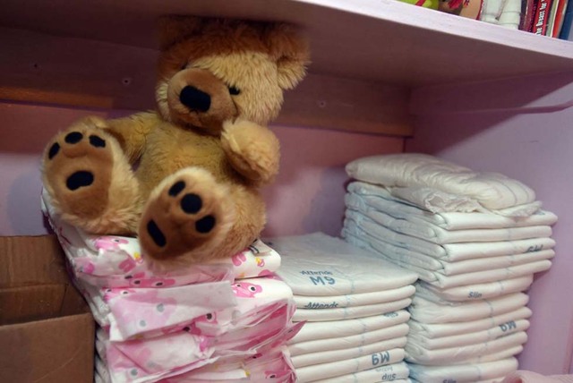 英國現“成人託兒所” 顧客可體驗穿尿布喝母乳