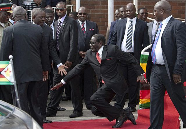 90岁津巴布韦总统穆加贝当众跌