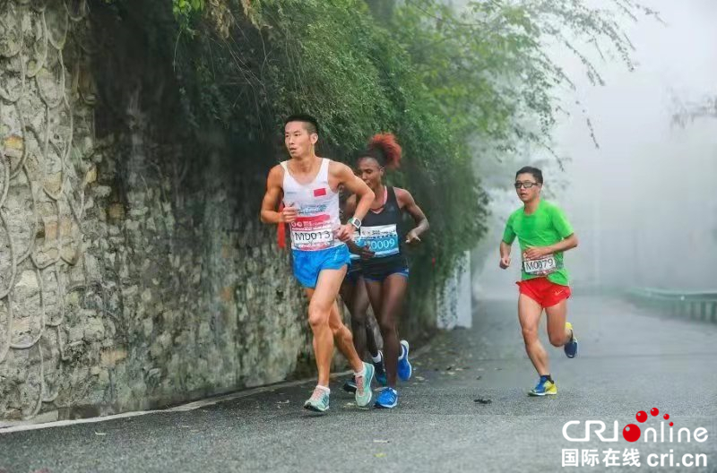 【湖北】【CRI原創】2018武漢木蘭山地馬拉松11月11日激情開跑