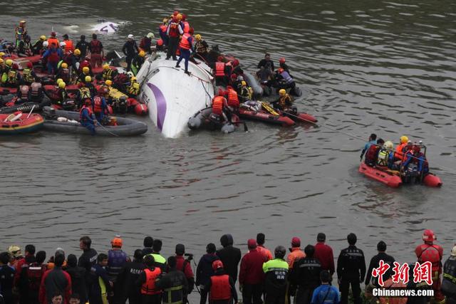 臺媒：復興航空墜河客機機體被吊上岸