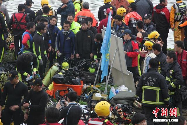 臺媒：復興航空墜河客機機體被吊上岸